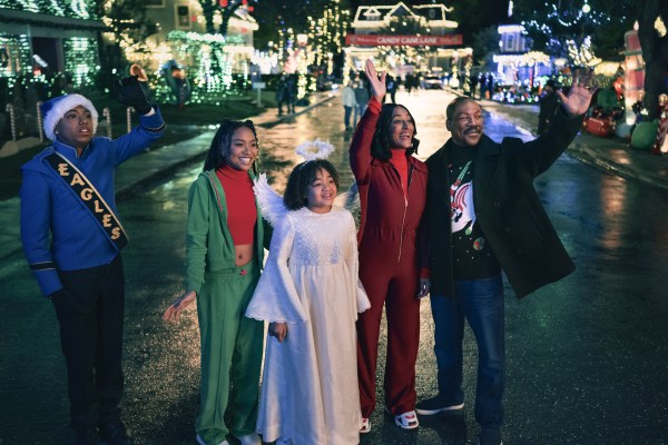 Eddie Murphy brings Christmas cheer in ‘Candy Cane Lane’ trailer