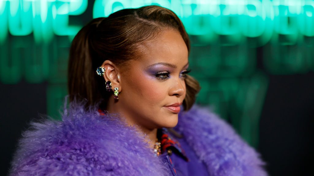 Rihanna Looks Unrecognizable With Waist-Skimming, Honey Blonde Hair