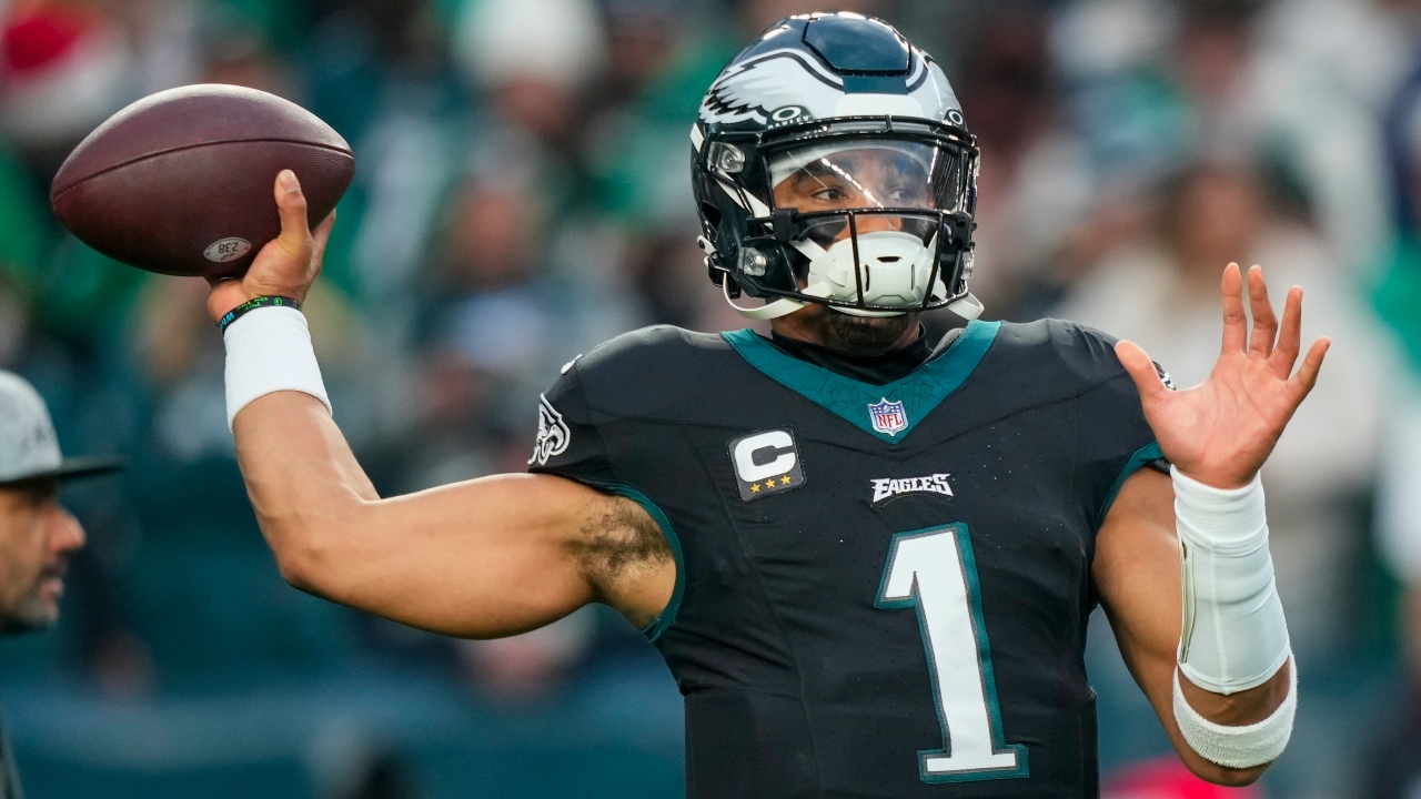 Jalen Hurts sets NFL record for most rushing scores by a QB in Eagles win over Giants