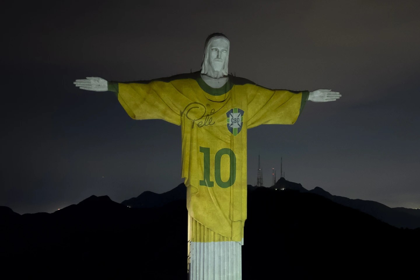 Pele ‘shirt’ adorns famous Christ statue in Brazil