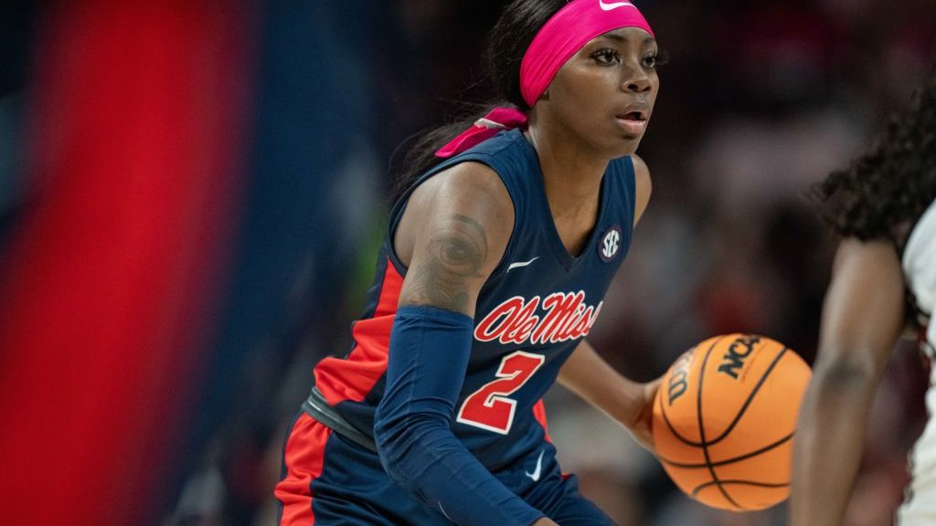 Here’s what happened when a college basketball player lost her wig mid-game