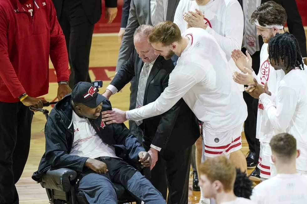 Ex-Wisconsin assistant coach Howard Moore gets standing ovation at game after 2019 car wreck