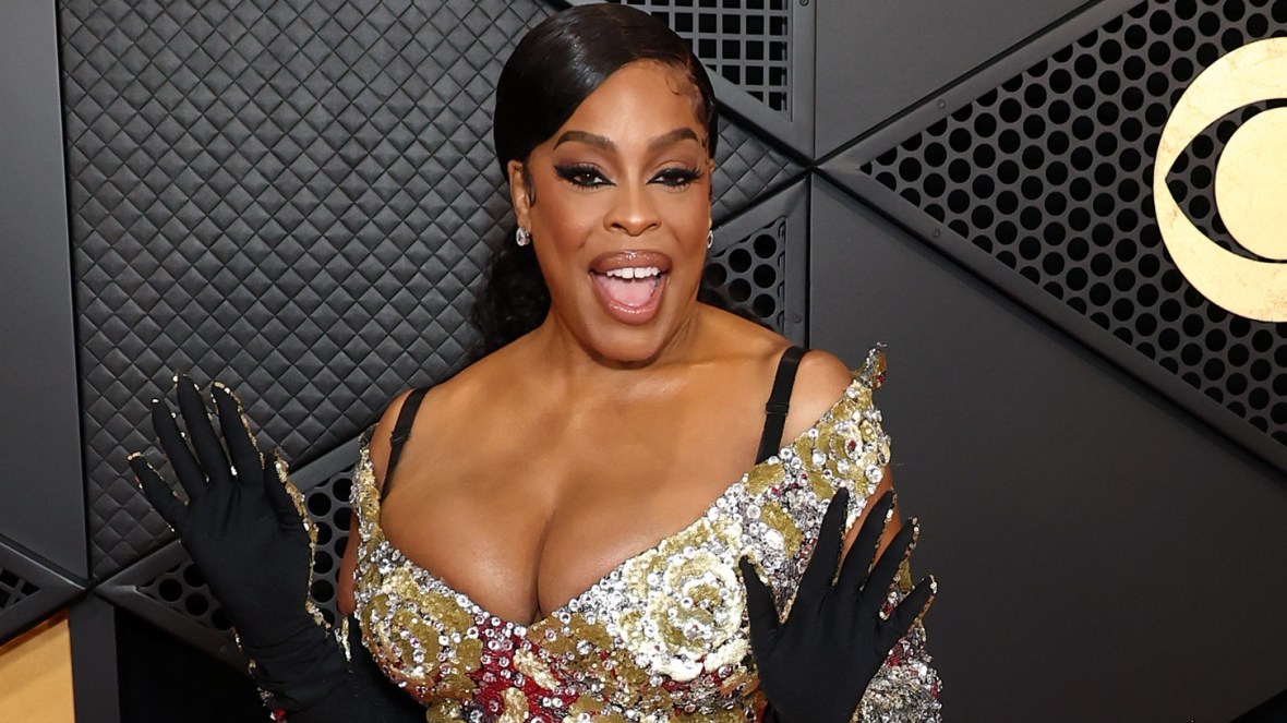 Niecy Nash, Niecy Nash menopause, Niecy Nash Versalie, Niecy Nash hot flashes, menopause, hot flashes, Versalie, celebrities in menopause, Black celebrity women, Black women and menopause, theGrio.com