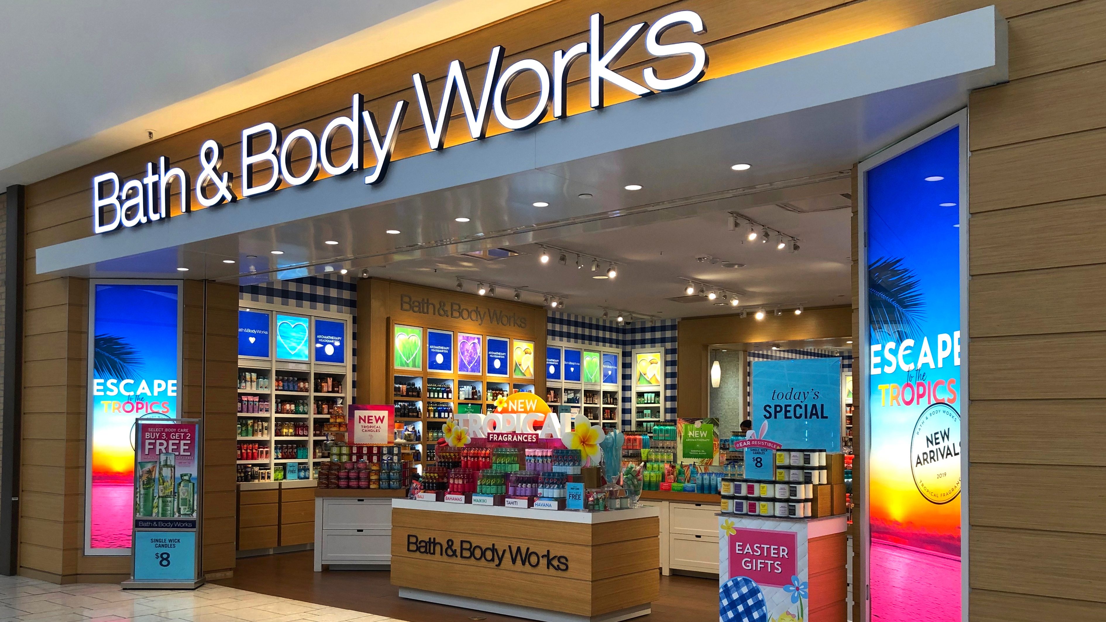 Bath and Body Works Snowed In candle, Bath and Body Works apology, Bath and Body Works klandle, Balth and Body Works KKK candle, Why did Bath and Body Works apologize?, Bath and Body Works controversy theGrio.com