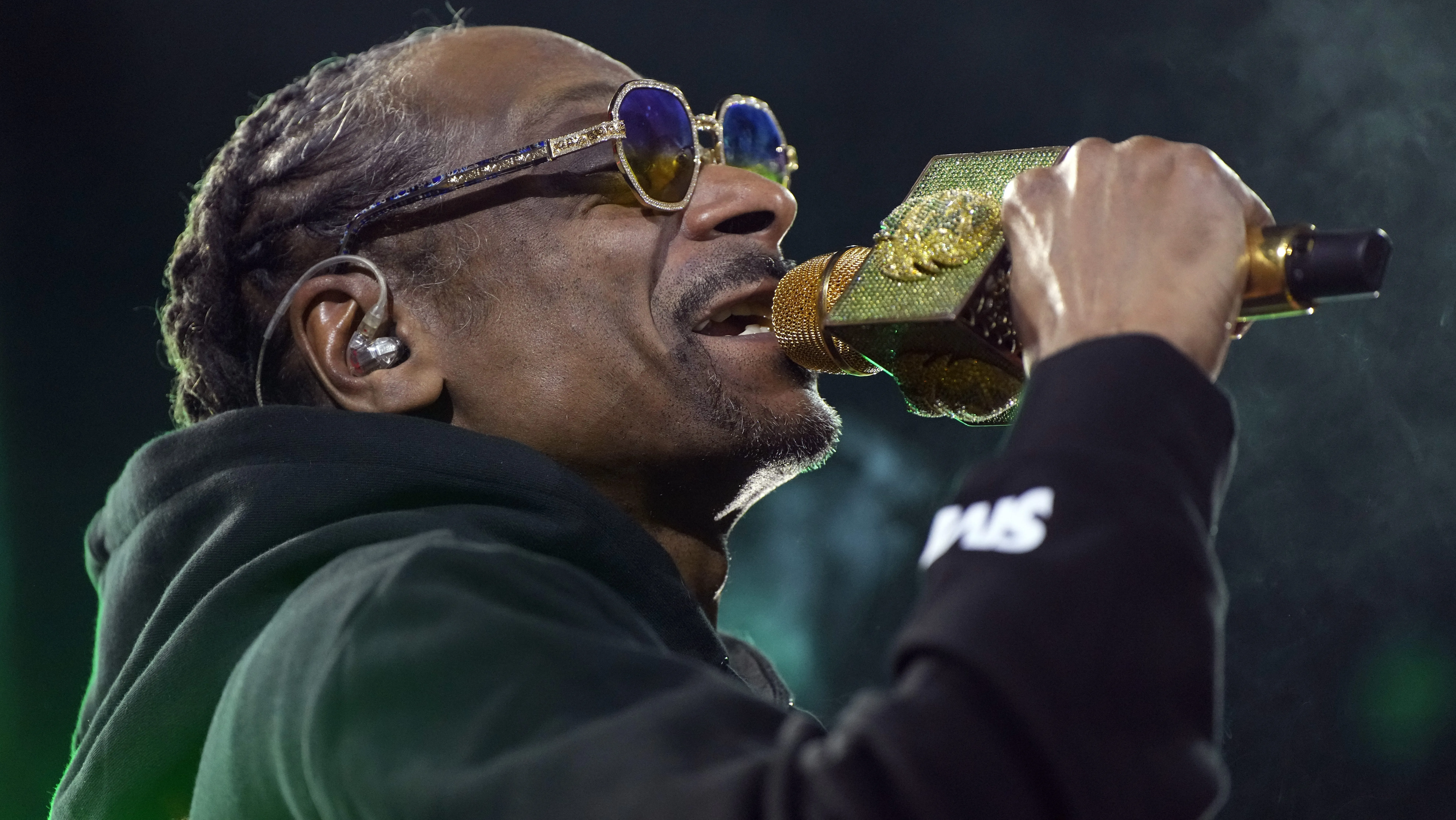 Snoop Dogg, Snoop Dogg football, Snoop Dogg NIL, Snoop Dogg college football, Snoop Dogg Arizona Bowl, Arizona Bowl, theGrio.com