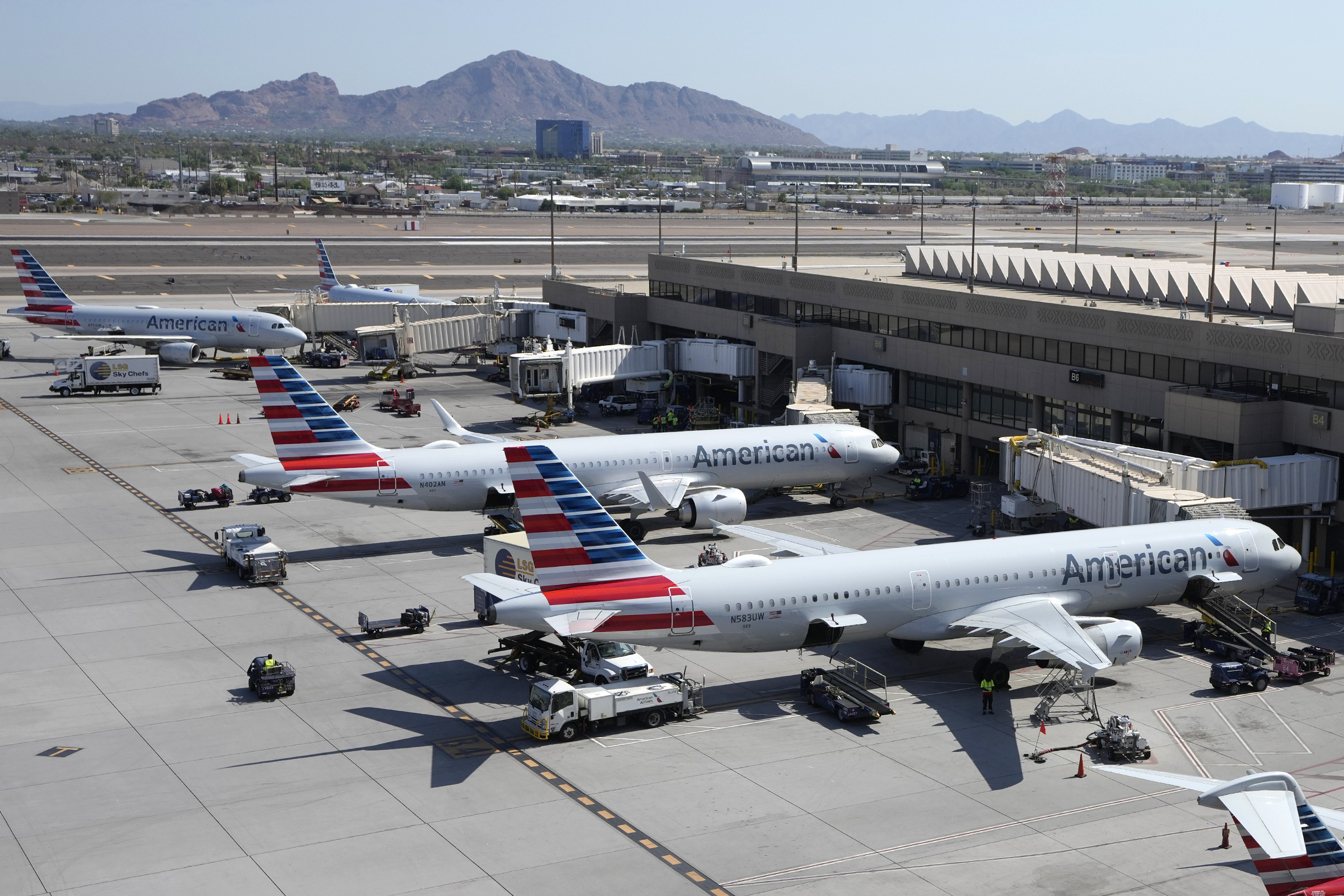 Heavy travel day off to a rough start after American Airlines briefly grounds all flights