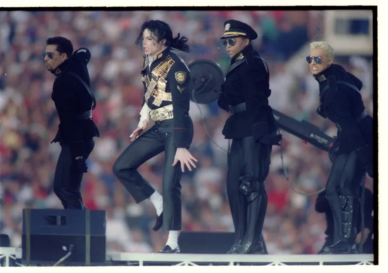 MICHAEL JACKSON DANCING DURING HIS HALF-TIME EXTRAVAGANZA.