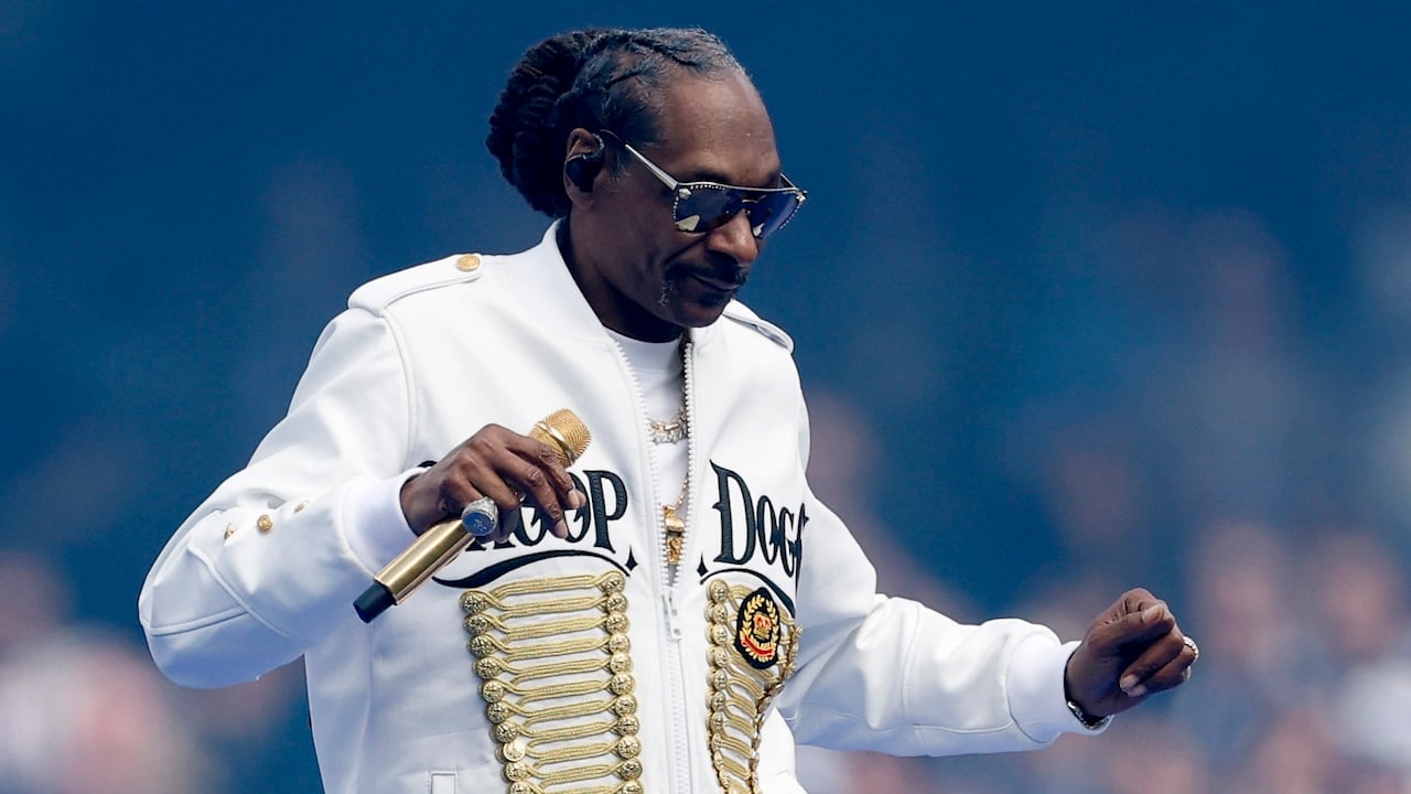 Snoop Dogg. Snoop Dogg Netflix, Snoop Dogg Christmas Day, Snoop Dogg Halftime Performance,
